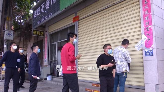 晓华理发店门口已有特警执勤,晓华理发店门前特警守护到位