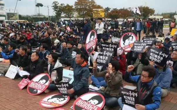 韩国民众举行大规模集会，要求尹锡悦下台！继朴槿惠后，韩国再次出现总统遭弹劾的情况